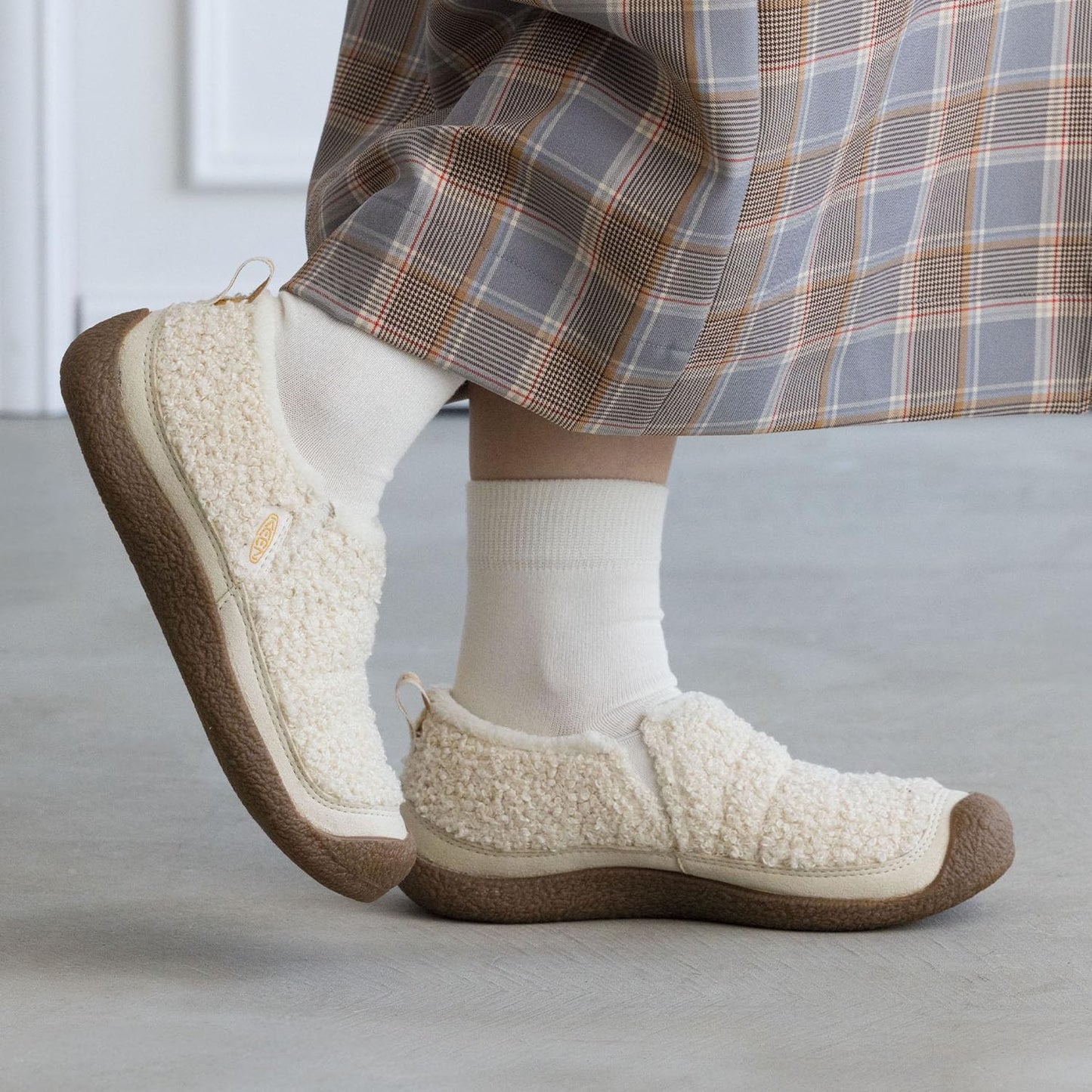 KEEN Women's Howser 2 Casual Comfy Durable Slippers, Birch/Curry, 7.5