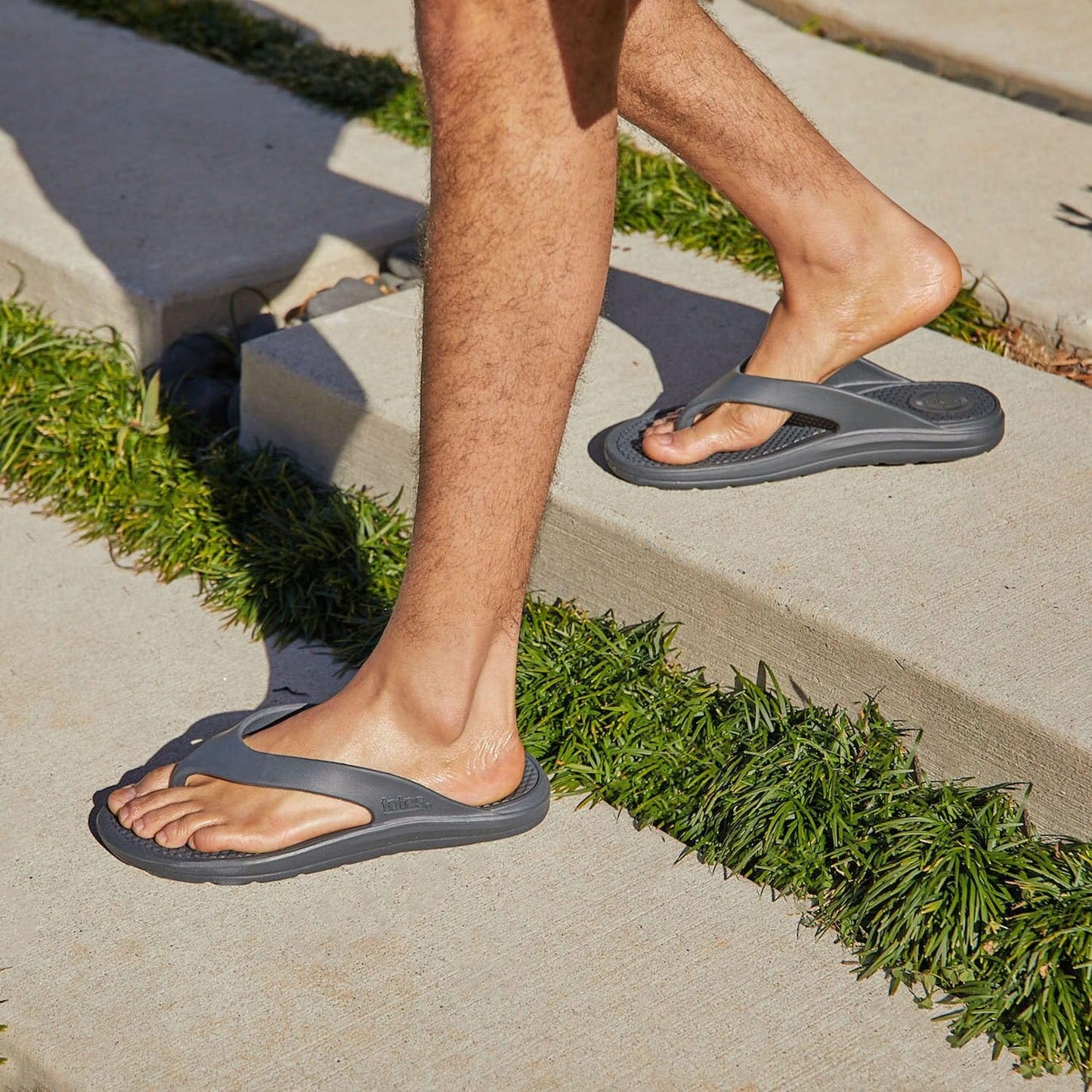 totes Men's Everywear Lightweight Waterproof Contoured Ara Flip Flop Sandal, Black, 13 US